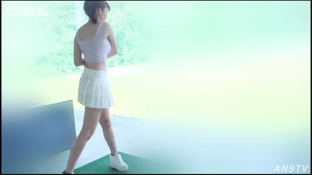 Angel Movies presenta a una hermosa hermana mostrando sus atributos en el golf