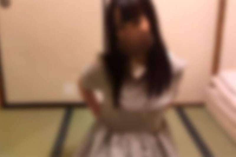 Un intenso juego de cartas con una chica que se asemeja a una idol de AKB