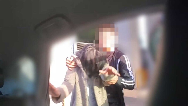 Esposa Sensible Cubre Deudas de Suegra y No Puede Olvidar el Placer