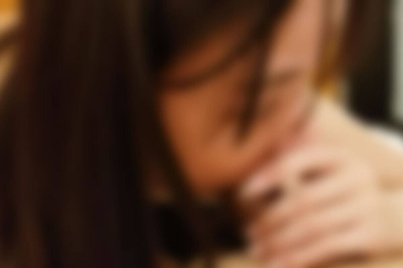 Jugueteando con la esposa modelo: creampie incluido