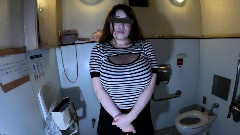 Mujer con Generoso Escote y Embarazo Avanzado Disfruta de Sexo Hardcore en Baños Públicos