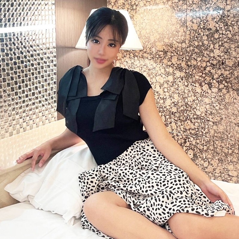 La Recepcionista S-Clase con Ponytail Realiza un Deepthroat Impresionante