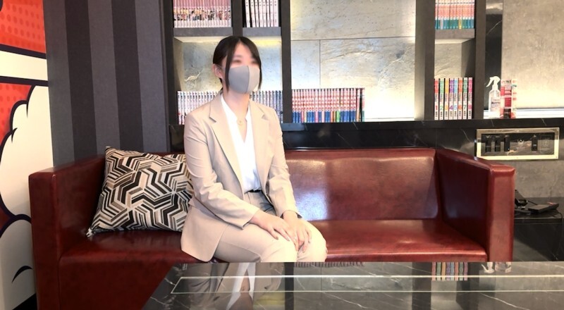 Primera Apareción: Nueva Graduada Oficina Lady con Busto Generoso
